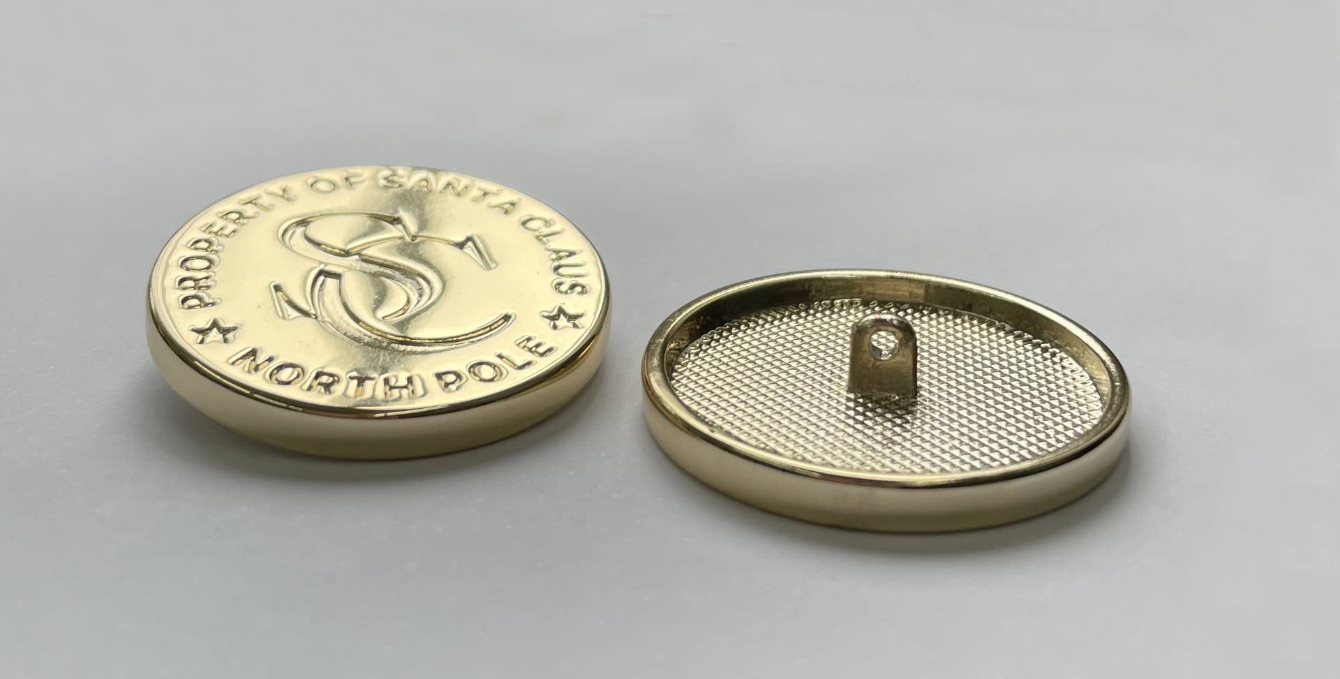 Close to the Bone Greeting Cards and Gifts - Vente Décoration de Noël - Bouton Perdu du Père Noël - Or brillant ou Bois2