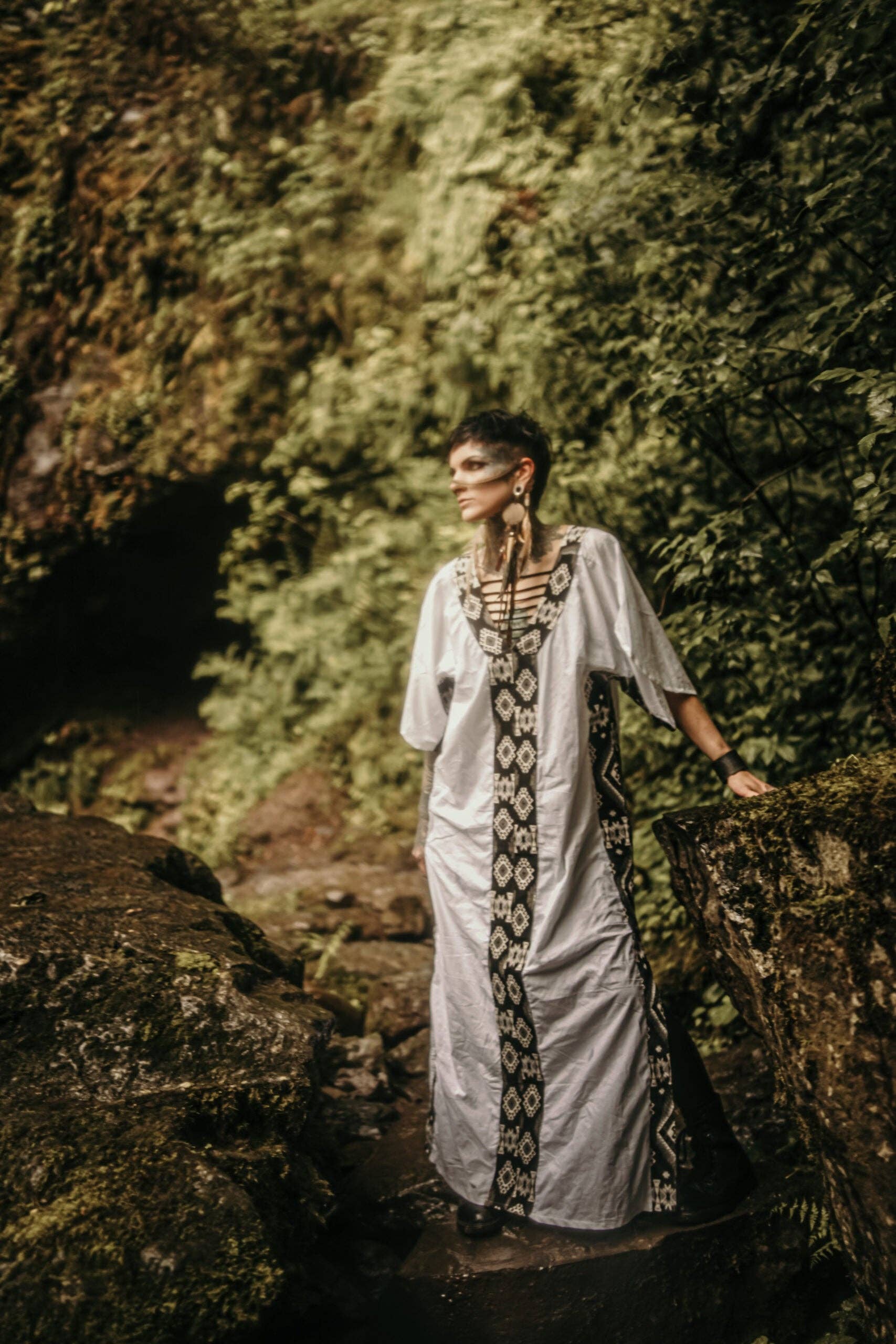 Omni Collection – wholesale Kaftan - Dam – Kaftanklänning med afrikanskt mönster och öppen rygg0