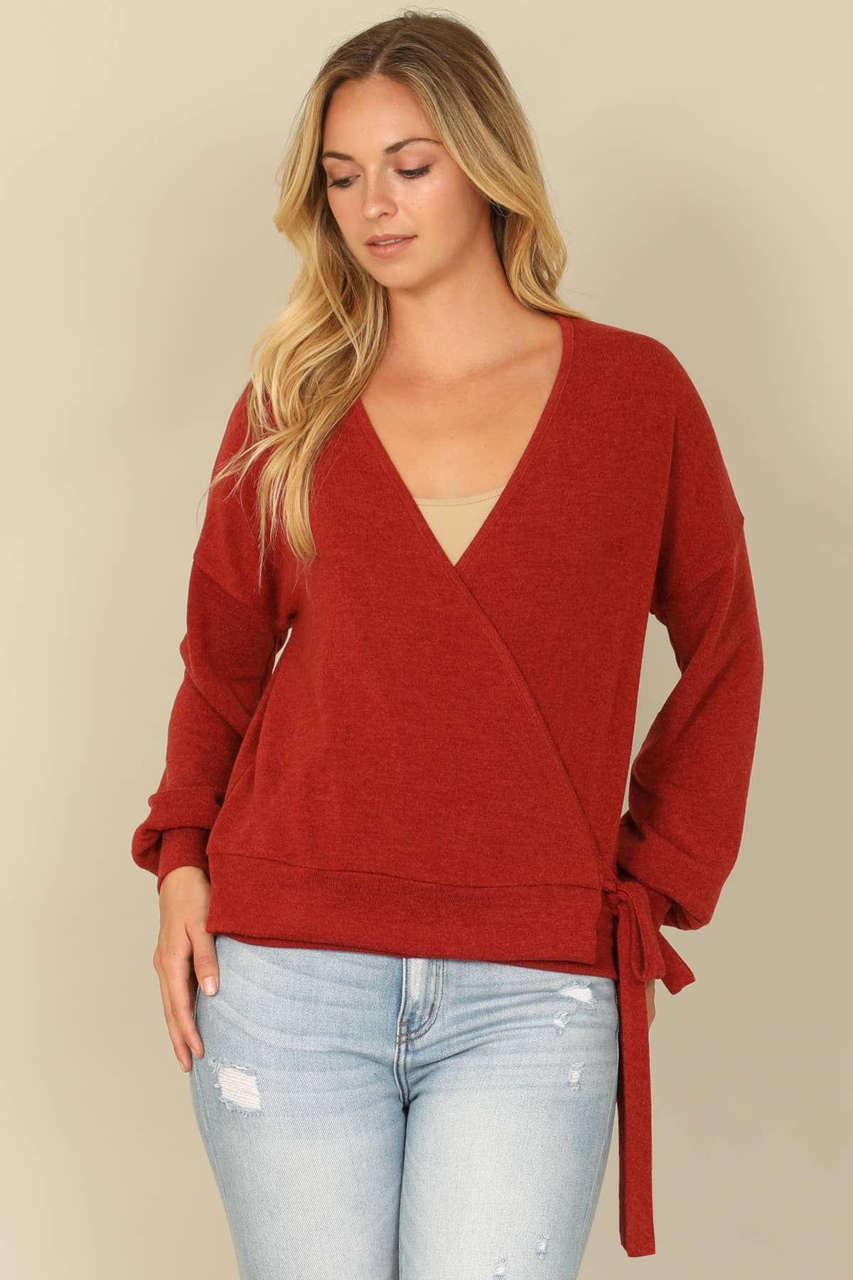 You & Me – Großhandel Bluse – Damen – YMT20079SOLID LANGÄRMELIGES BAUERNBLUSE-WICKELTOP MIT SEITLICHEM BINDEN UND ÜBERSCHNITTENEM AUSSCHNITT10