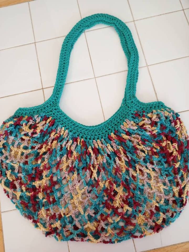 Bolsa de mercado de ganchillo hecha a mano azul burdeos, malla reutilizable para venta al por mayor de Cold Stream Crafts