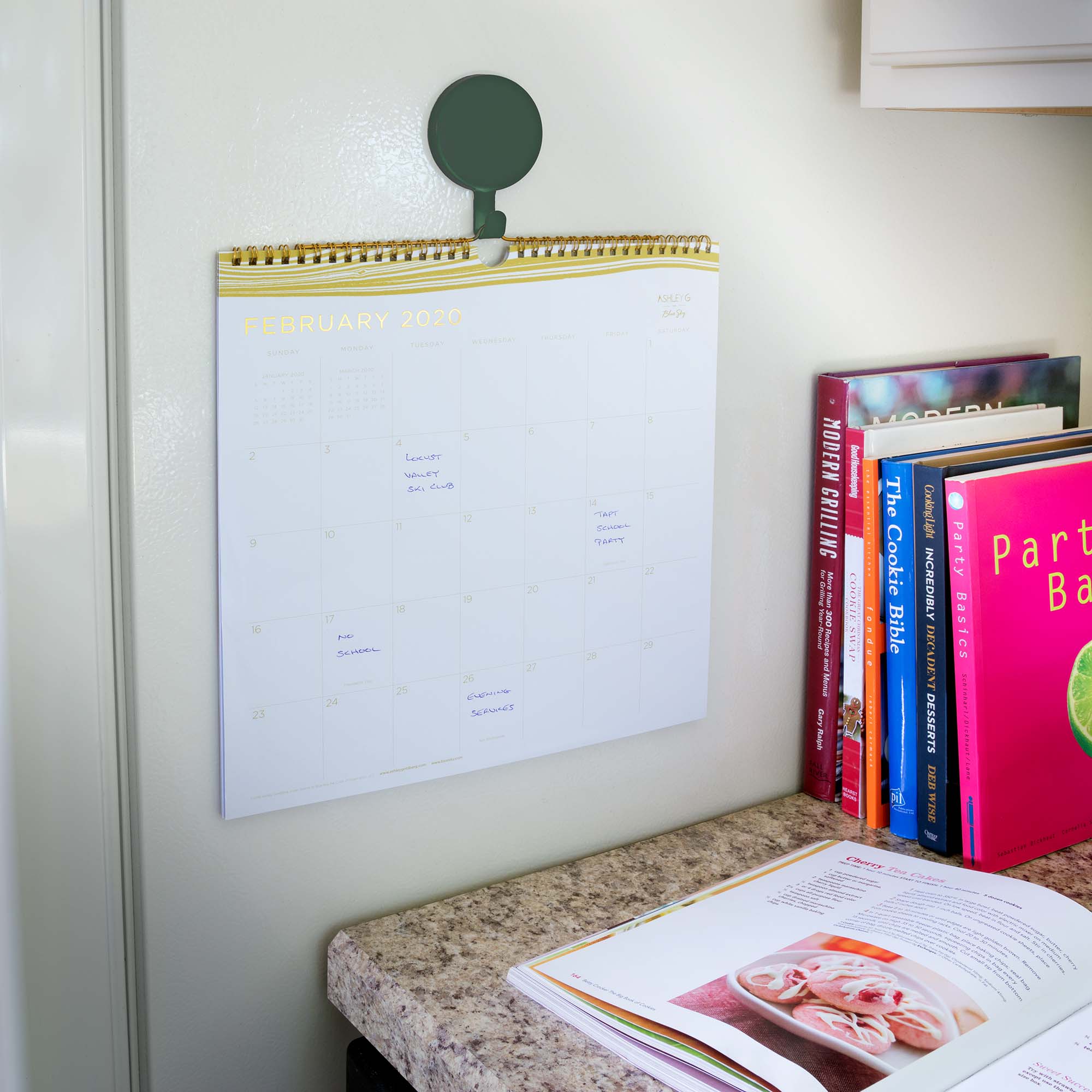 Haute Decor - Wholesale Door Hanger - Attract® Magnetic Hanger, 2 Pack - Green8