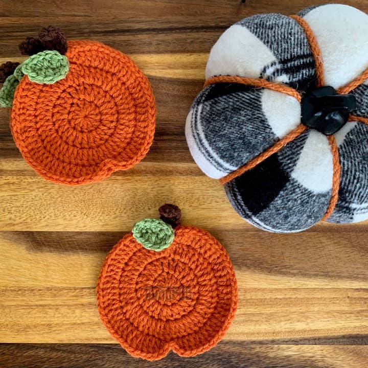 Crochet Pumpkin Coasters, Set of 4, Autumn Home Decor Gift for wholesale by TOMOPOD LLC