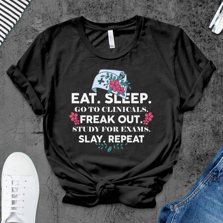 Floral Game Controller T-shirt, Cute Gamer Tee, Gaming-skjorte til kvinder, Casual videospiltop, Unik gamergaveide, Blød bomuldsskjorte for engroshandel hos FreakyTeeFactory