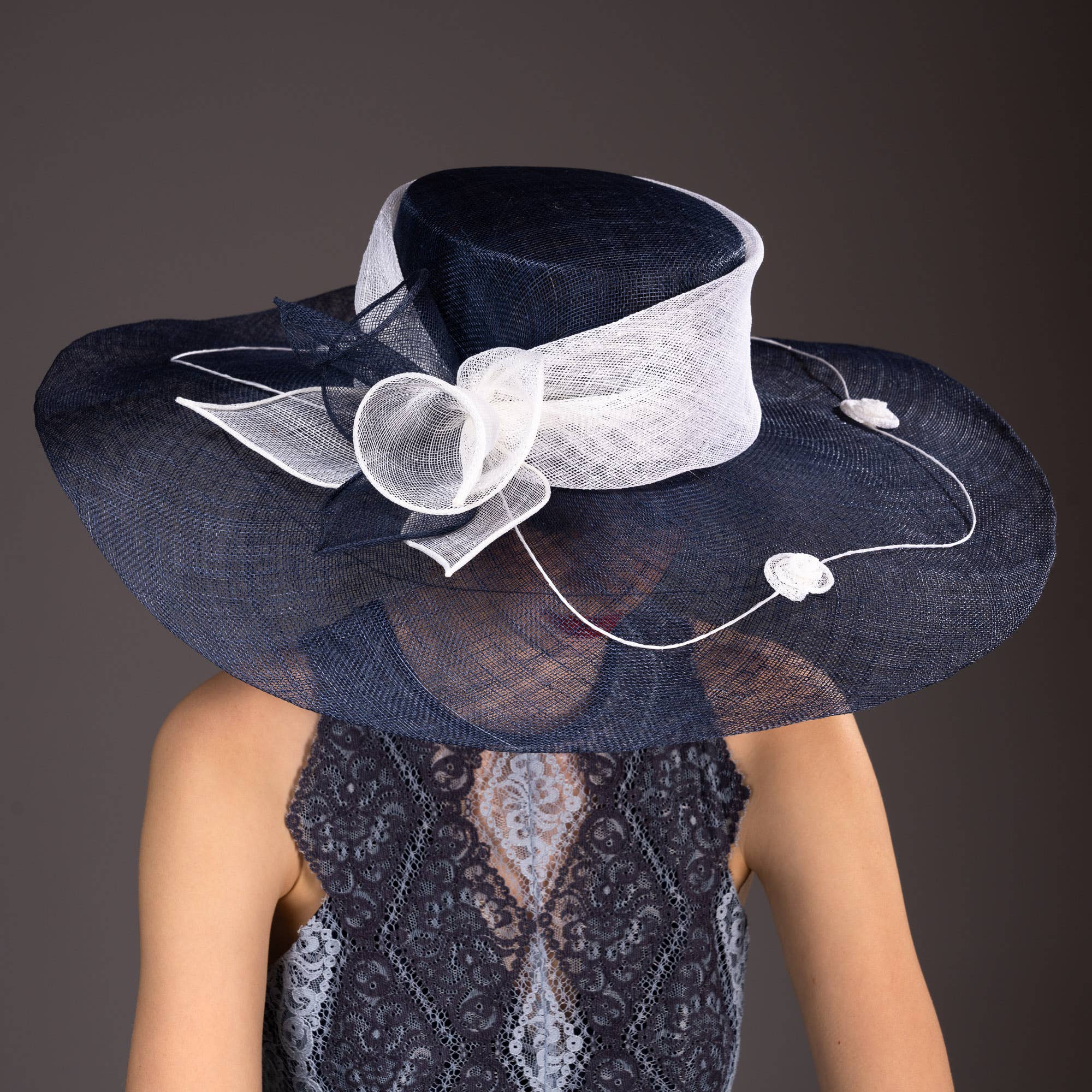 KaKyCo – Großhandel Fascinator – Damen – Zweifarbige Callalily Verzierte Breite Weiche Sinamay Hüte | 11713811