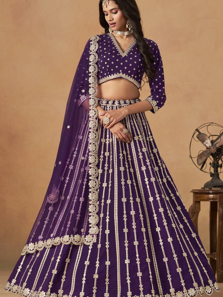 Lehenga Choli de Seda Artificial Roxa para Casamento e Festival Indiano & Paquistanês - Bordado com Fios, Trabalho com Espelho de Folha por atacado de HATKE BRIDE