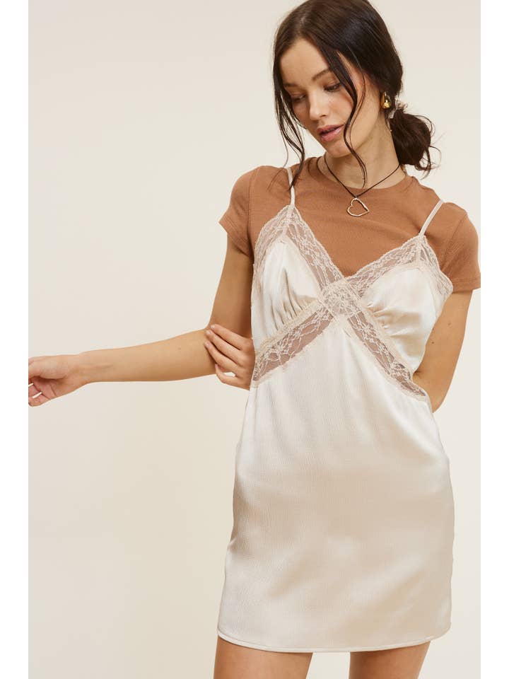 Mimosa - Vente Robe – femme - Robe nuisette mini en satin et dentelle à col en V avec bordure en dentelle transparente10