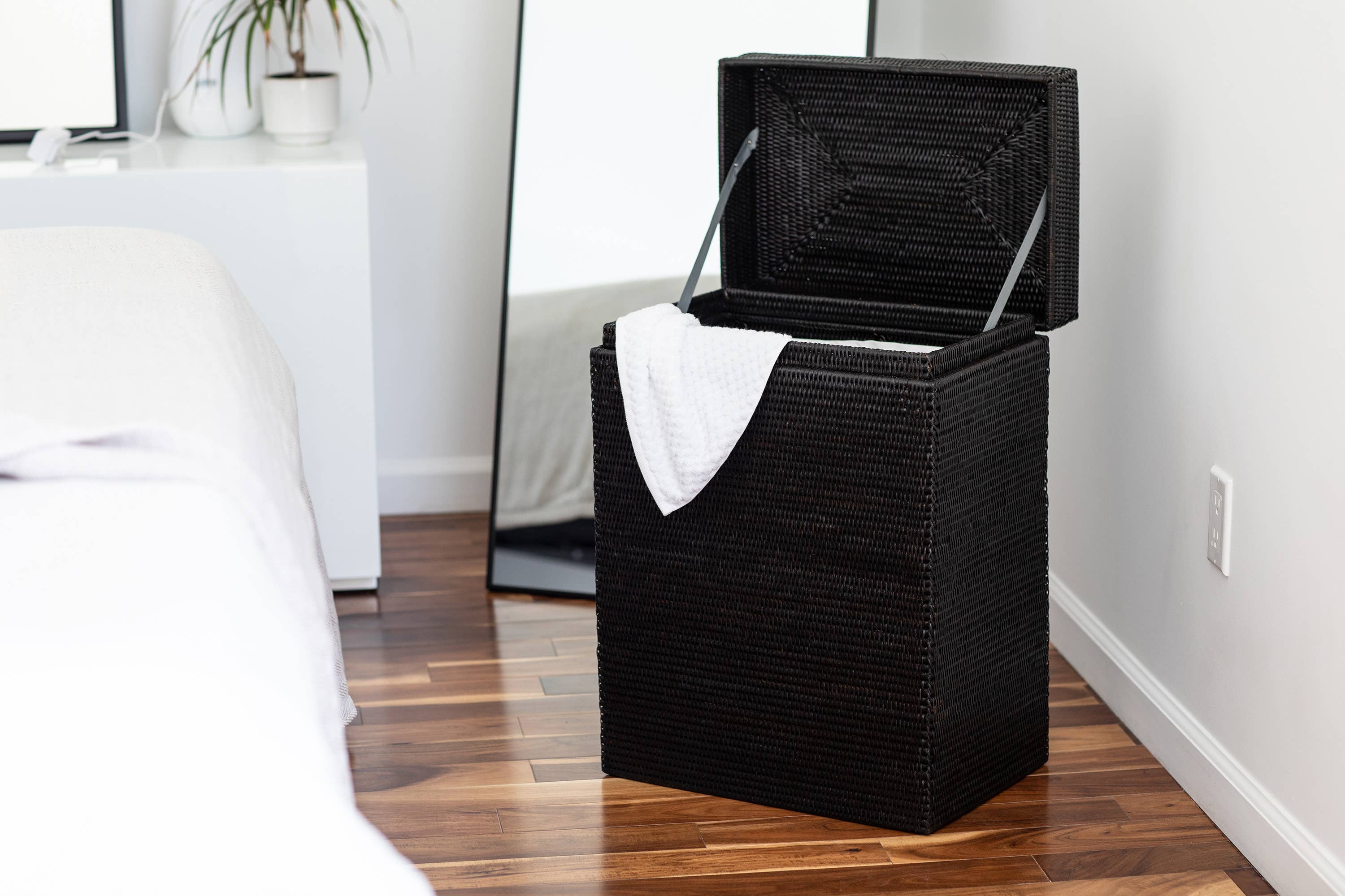 Artifacts Trading Company – wholesale Laundry hamper – Rattan Rectangular Laundry Hamper with Hinged Lid5