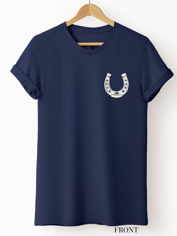 T-shirt graphique Heritage Horseshoe - Bleu marine pour la vente par Ali Dee