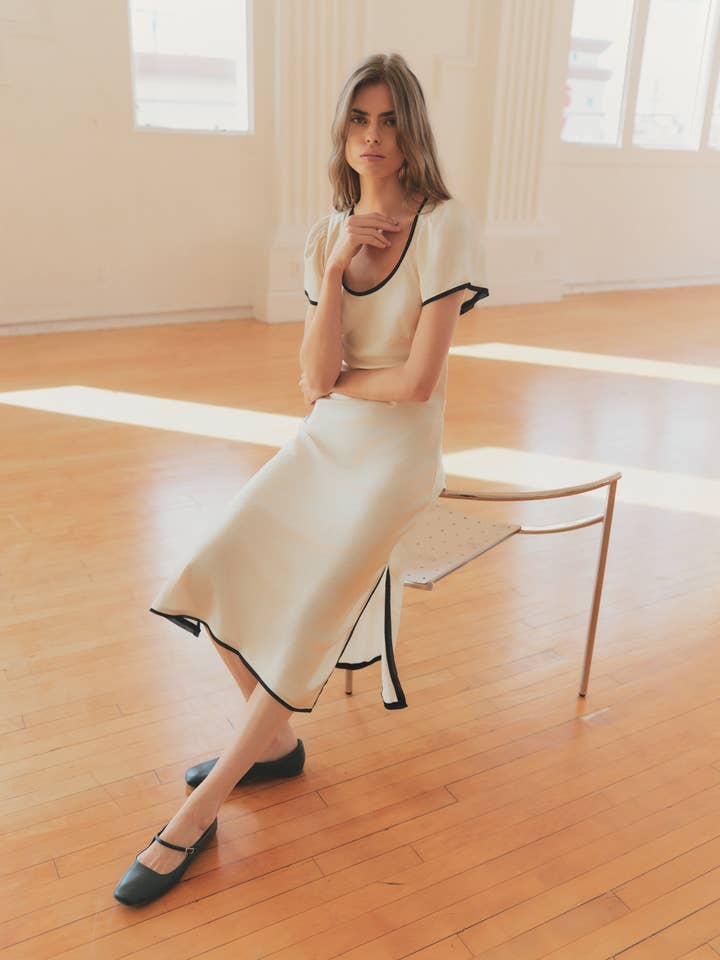 La Robe Stephanie | Robe en Satin avec Bordure Contrastée pour la vente par All Row