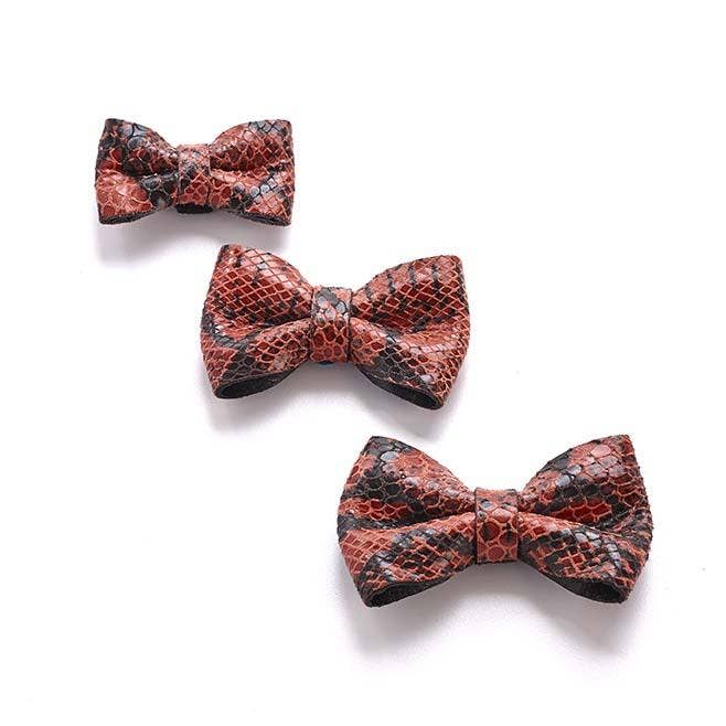 Noeud Papillon Peach Snake pour la vente par Signe Louka