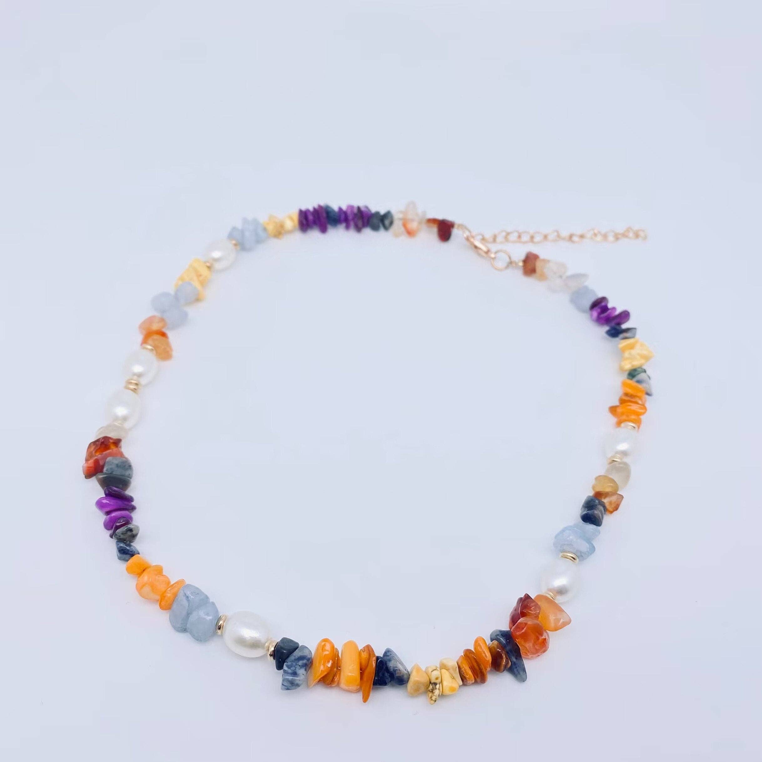 Coloré Collier ras du cou en perles de gravier naturel coloré en vente sur Faire2