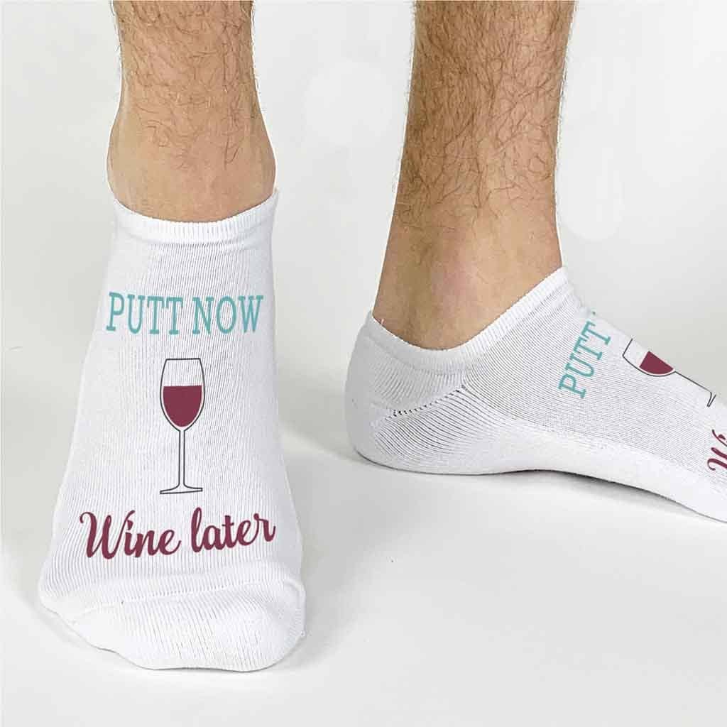 Blanc Putt Now Wine Later - Chaussettes de golf amusantes - Chaussettes invisibles en vente sur Faire7