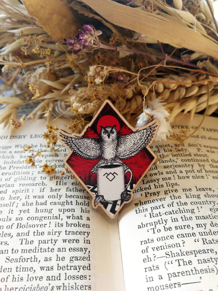 Insignia de madera 'Los búhos no son lo que parecen' para venta al por mayor de Jon Turner Illustration