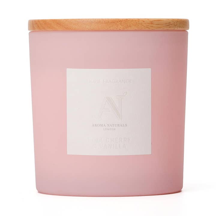 Frosted Decadence Lys, Pink Cherry & Vanilje, Trælåg for engroshandel hos Aroma Naturals