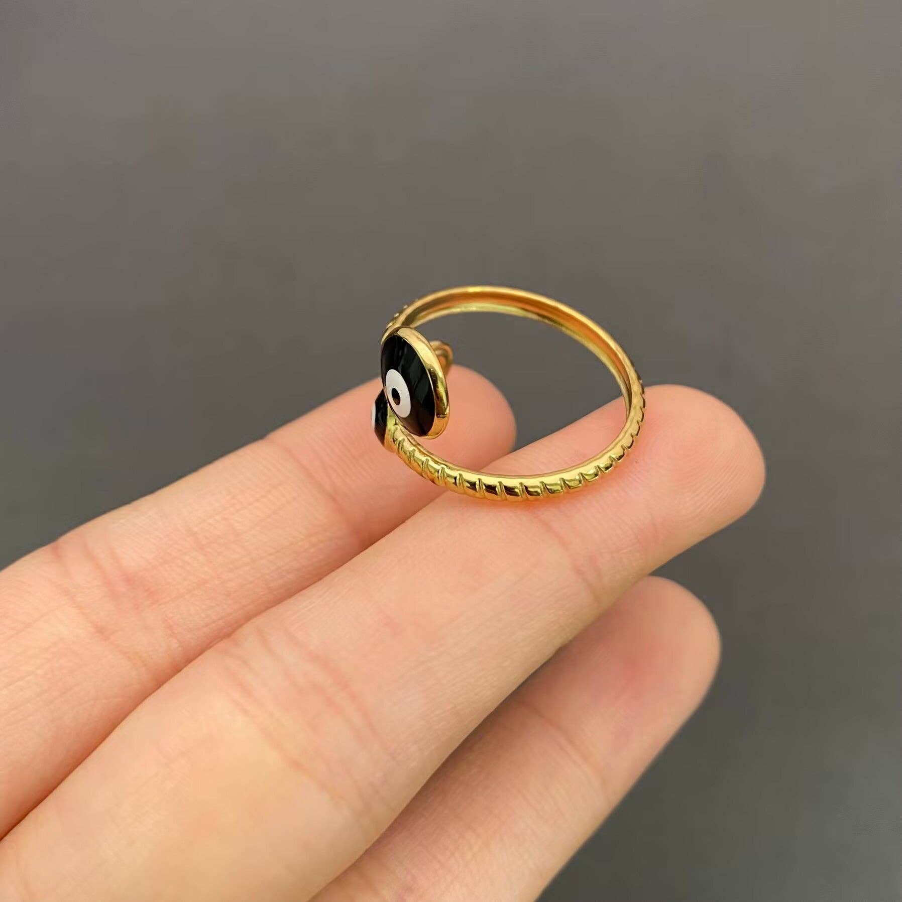 Mio Queena – Großhandel Cocktail-/Statement-Ring – Schwarzer Emaille-Truthahnauge 18K vergoldeter Edelstahlring - FGS1