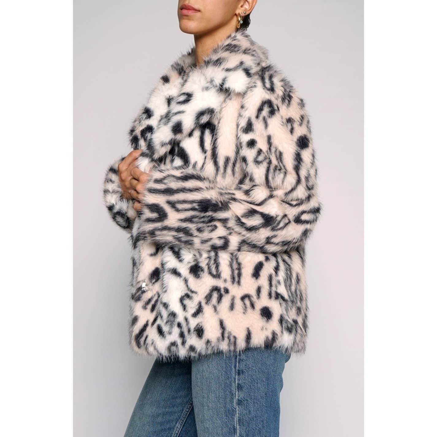 Rosa Multi JACKE AUS KUNSTPELZ MIT TIERPRINT für den Großhandel auf Faire1