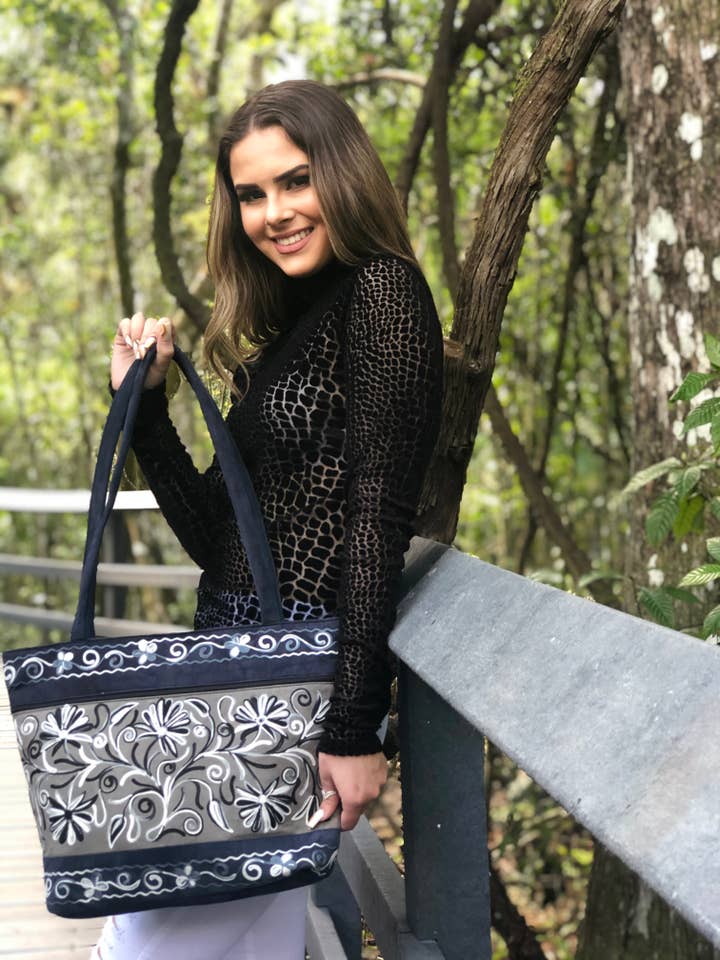 Sac fourre-tout brodé en daim gris et blanc fait main pour la vente par Rayz Intl