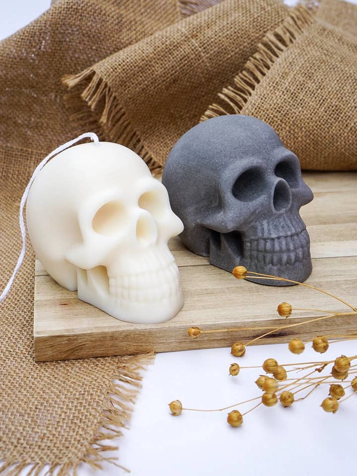 Grande bougie crâne Halloween en cire de soja 100 % naturelle pour la vente par Studio Su Casa