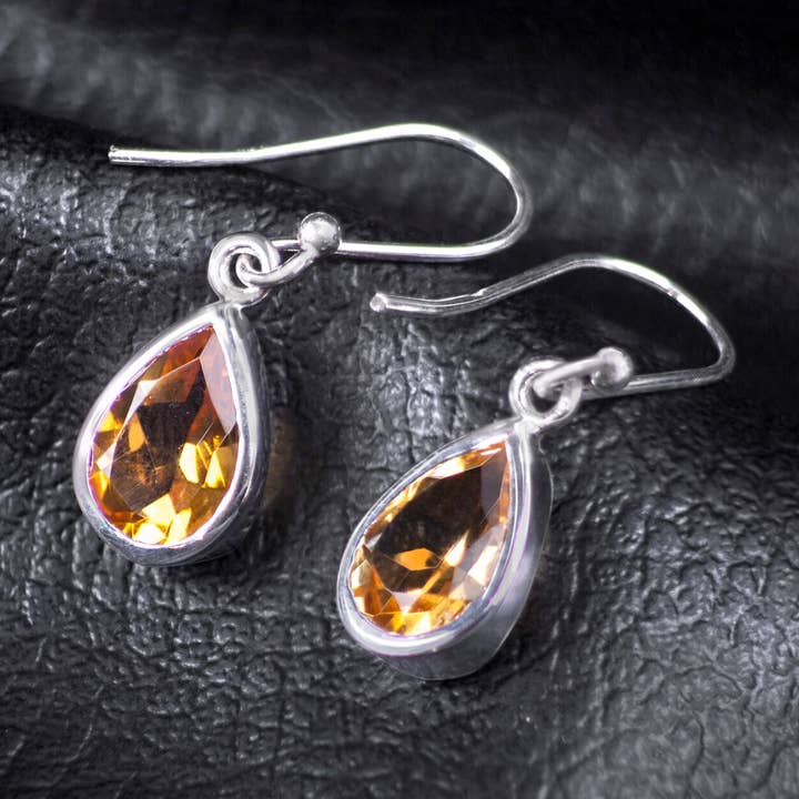 Fasetterad Citrin teardrop/dingla örhängen i sterlingsilver för wholesale av The Jewellery Store London