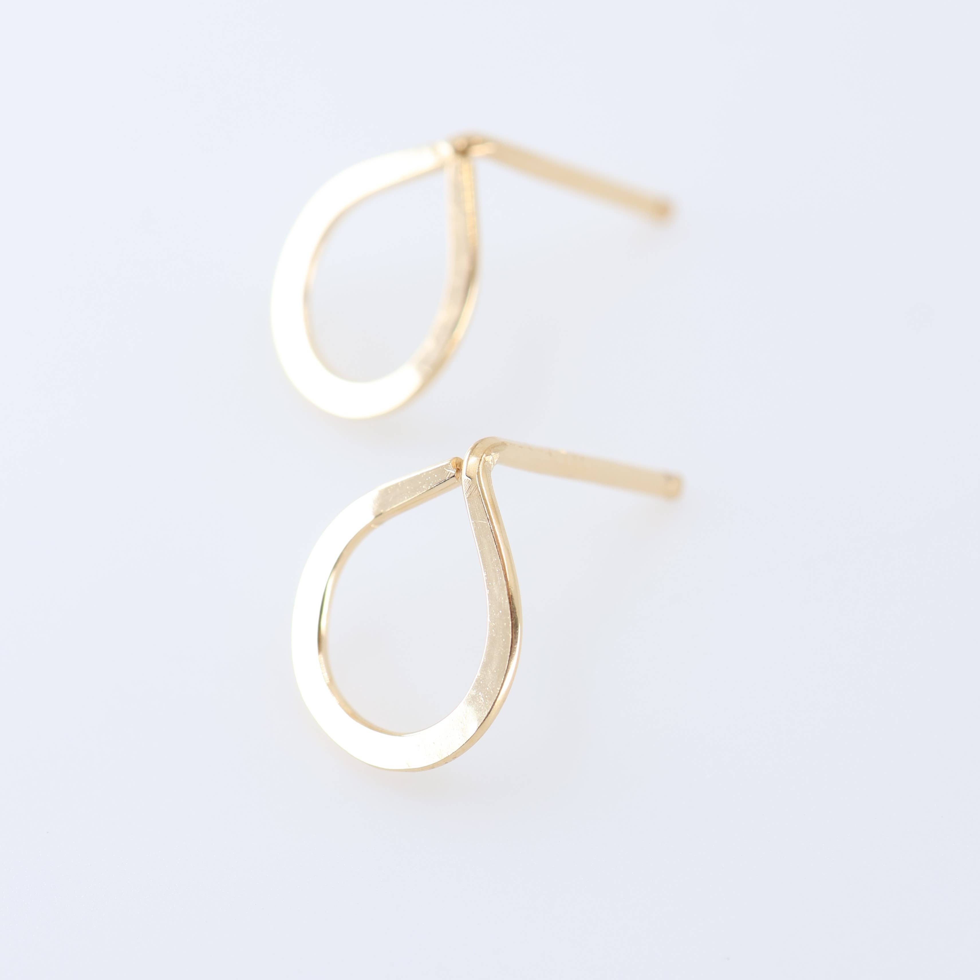 J. Mills Studio – wholesale Solitärörhängen – Smedda örhängen - Droppform, Cirkel, Diamant eller Hjärta0