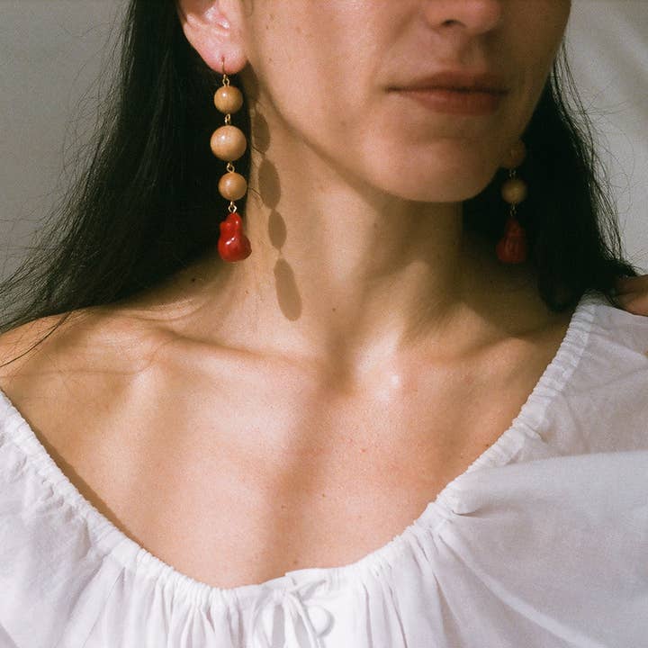 Boucles d'oreilles pendantes Scarlett pour la vente par Sophie Monet