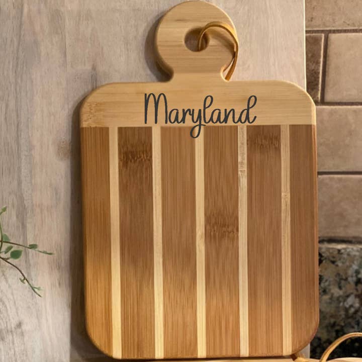 Tábua de Servir de Bambu Personalizada com Cidade e Estado por atacado de B4homemade, LLC
