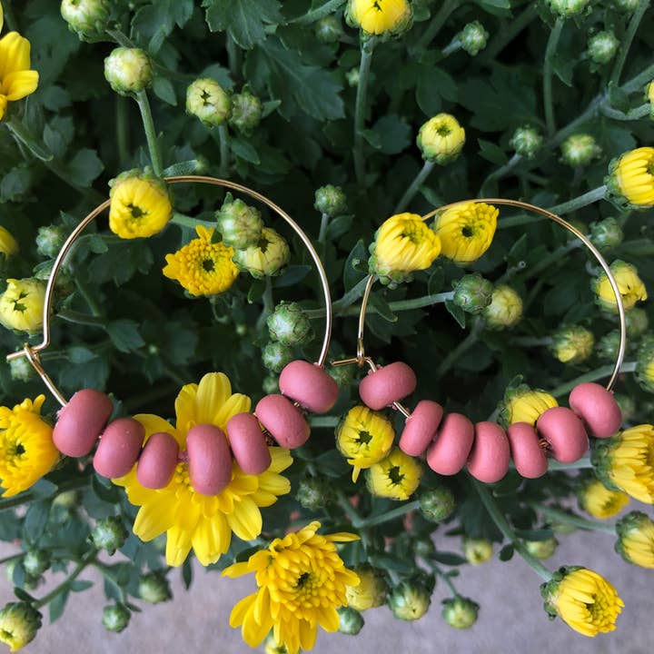 Hoepeloorbellen met kralen van Terra Cotta voor wholesale door TuLa Clay Co