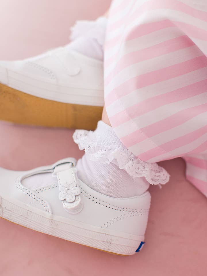 Lot de 3 paires de chaussettes blanches à volants pour filles pour la vente par RuffleButts + RuggedButts