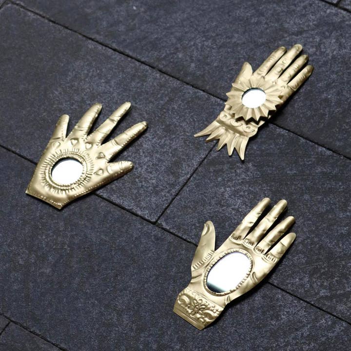 Ornement en étain main dorée Milagro mexicain and other Purchase Wholesale essuis mains. Free Returns & Net 60 Terms on Faire trending on Faire.