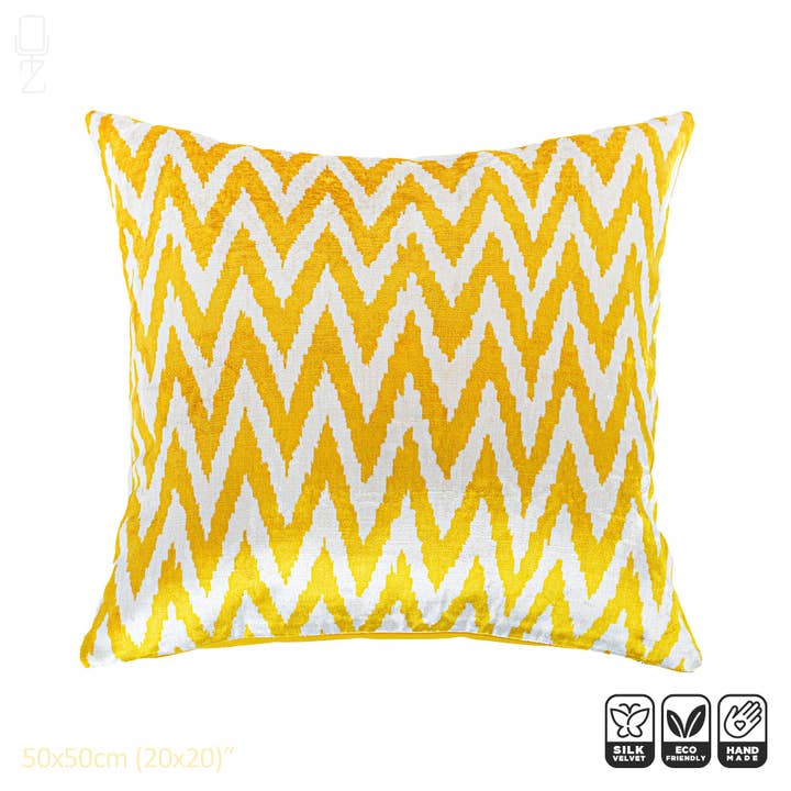 Housse de coussin décorative en velours de soie Zig Zag Jaune pour la vente par OyzShop