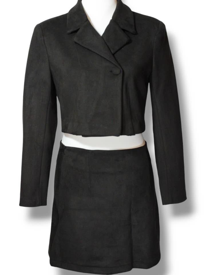 Sofistikeret sort jakke og nederdelsæt - Luksus stof - S-XL for engroshandel hos NINEF