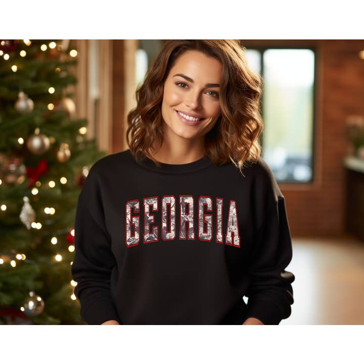 Sweat-shirt rouge à contour camouflage Georgia pour la vente par Simply You Customs