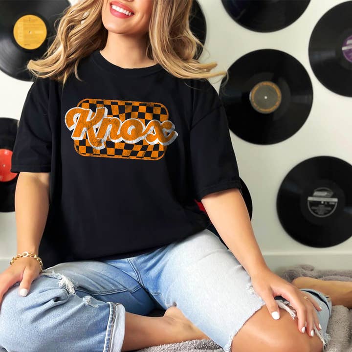 T-shirt Knox avec fond à damier, couleur confort noir pour la vente par Meltdown Graphics