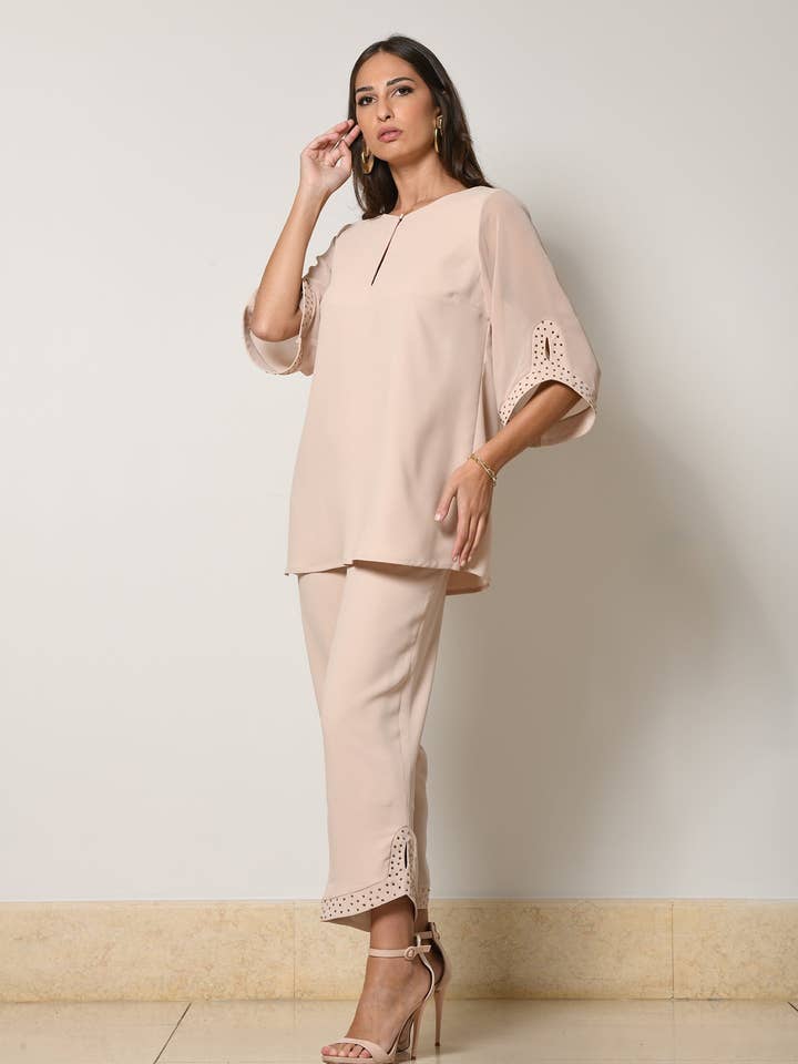 Casacca con goccia e contrasti con applicazioni in strass per la vendita all'ingrosso da parte di Oltretempo