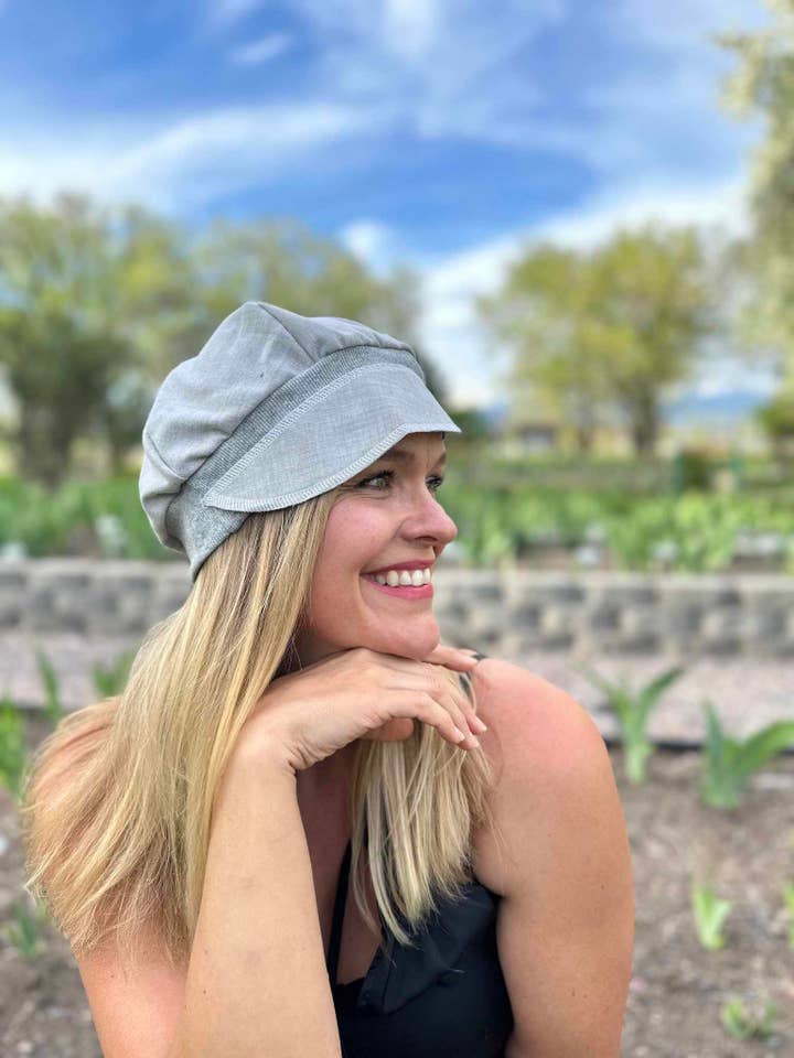 Costume gris recyclé léger Newsboy pour la vente par Jax Upcycled