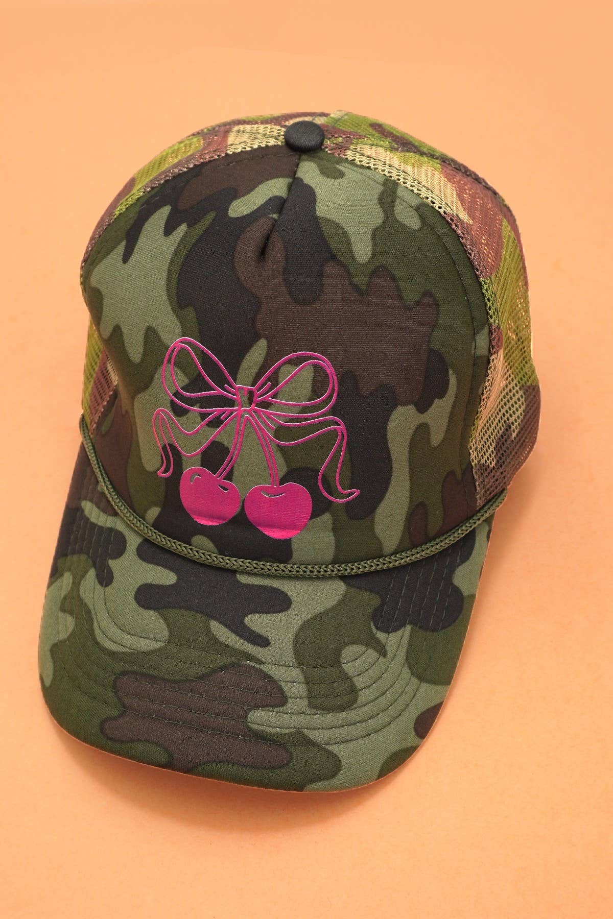 JOSSLYN by wall to wall - Vente Casquette de camionneur – femme - CASQUETTE CAMOUFLAGE CHERRY AVEC NŒUD DE CAMIONNEUR | 40HW7310