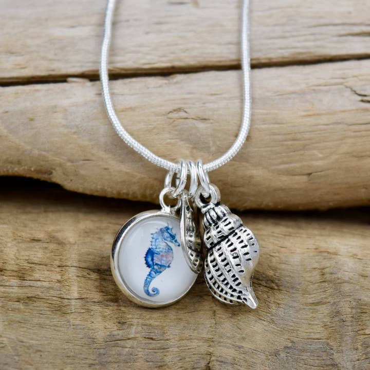 Collier bouton hippocampe avec coquillage conque pour la vente par Eye Catching Jewelry