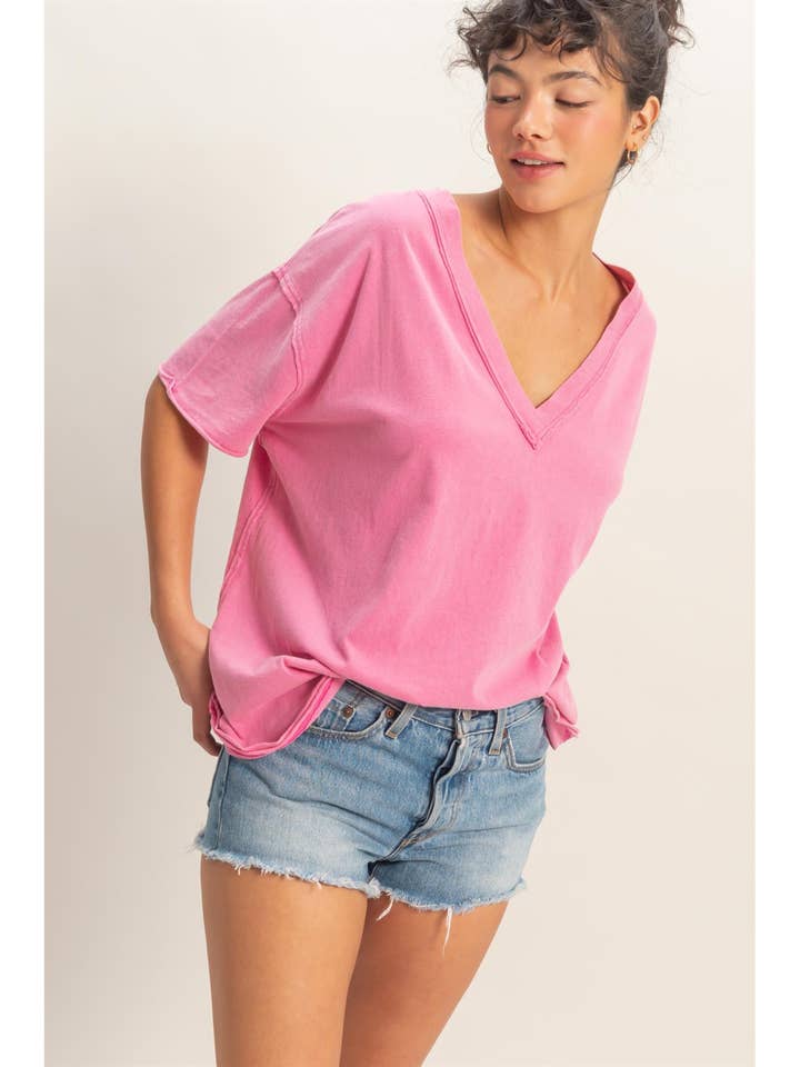 T-shirt surdimensionné à col en V délavé pour la vente par HYFVE