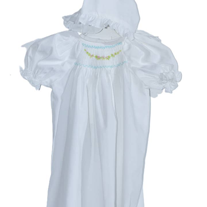 Vestido blanco geométrico con flores y mangas cortas ahumadas & hermoso gorro para venta al por mayor de Hello Bebes!