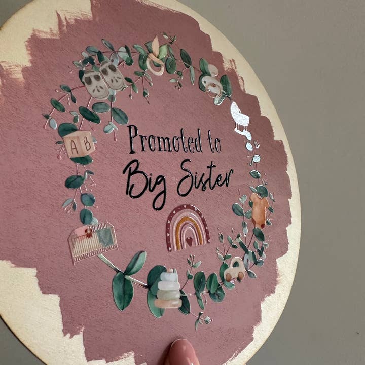 Ted @ Bea – Großhandel Meilenstein-Kunst/Andenken – Kinder & Baby – Zur Big Sister Wooden Disc befördert1