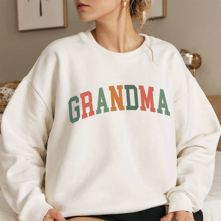 Sweatshirt Grandma pour la vente par EnjoyMyDesign