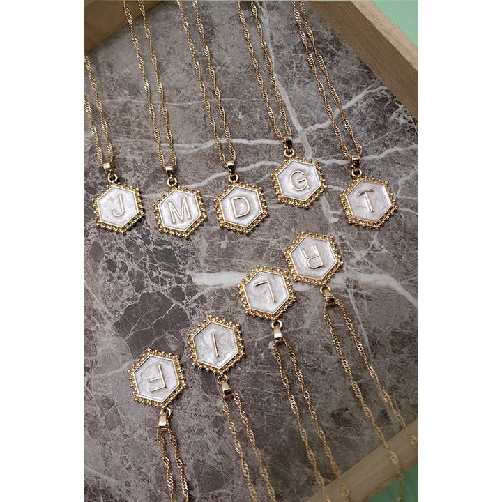 JOSSLYN by wall to wall - Venta al por mayor Collares con colgantes/abalorios - COLLAR CON DIJES EPOXÍDICOS HEXAGONALES CON MONOGRAMA INICIAL | 80N3387