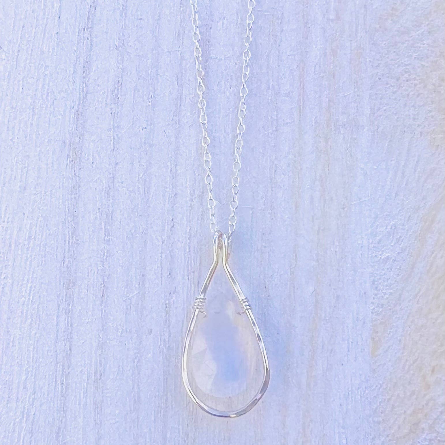 Juniper and Stone – Großhandel Kette mit Anhänger/Charm – Großer Anhänger mit facettiertem Regenbogen-Mondstein und Rahmen0