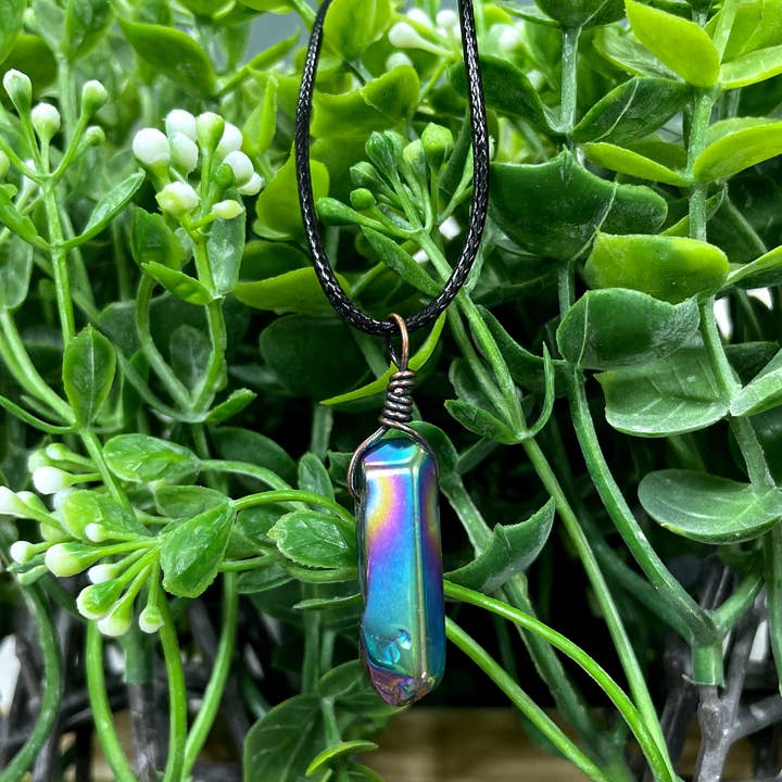 Handmade by Marlayna – wholesale Hänge-/berlockhalsband – Wire Wrapped Rainbow Aura Titan belagd kvarts kristall ädelsten