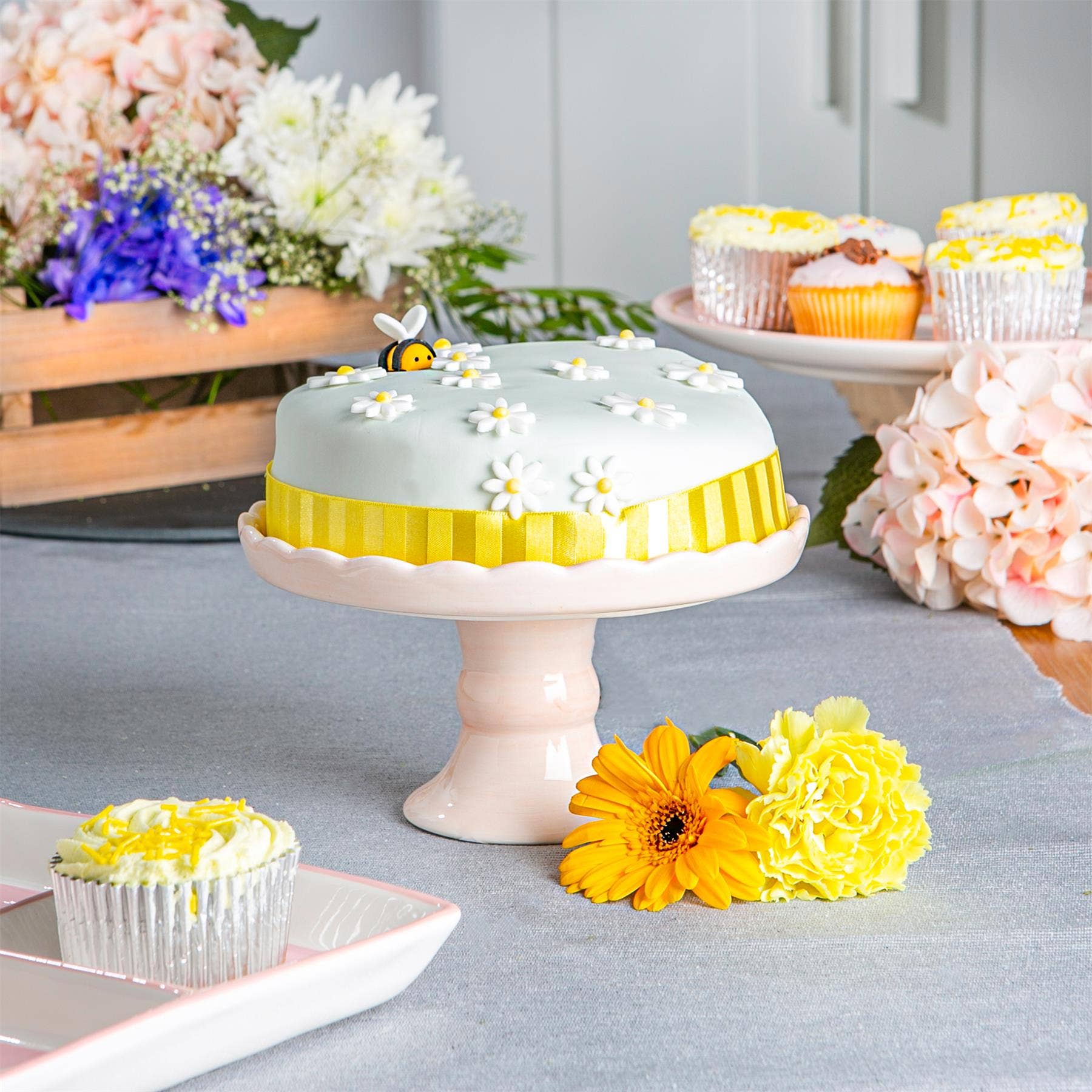 Rinkit Ltd – Engroshandel Kagestativ – Nicola Spring Påskehare kagefad - 18 cm - Hvid1