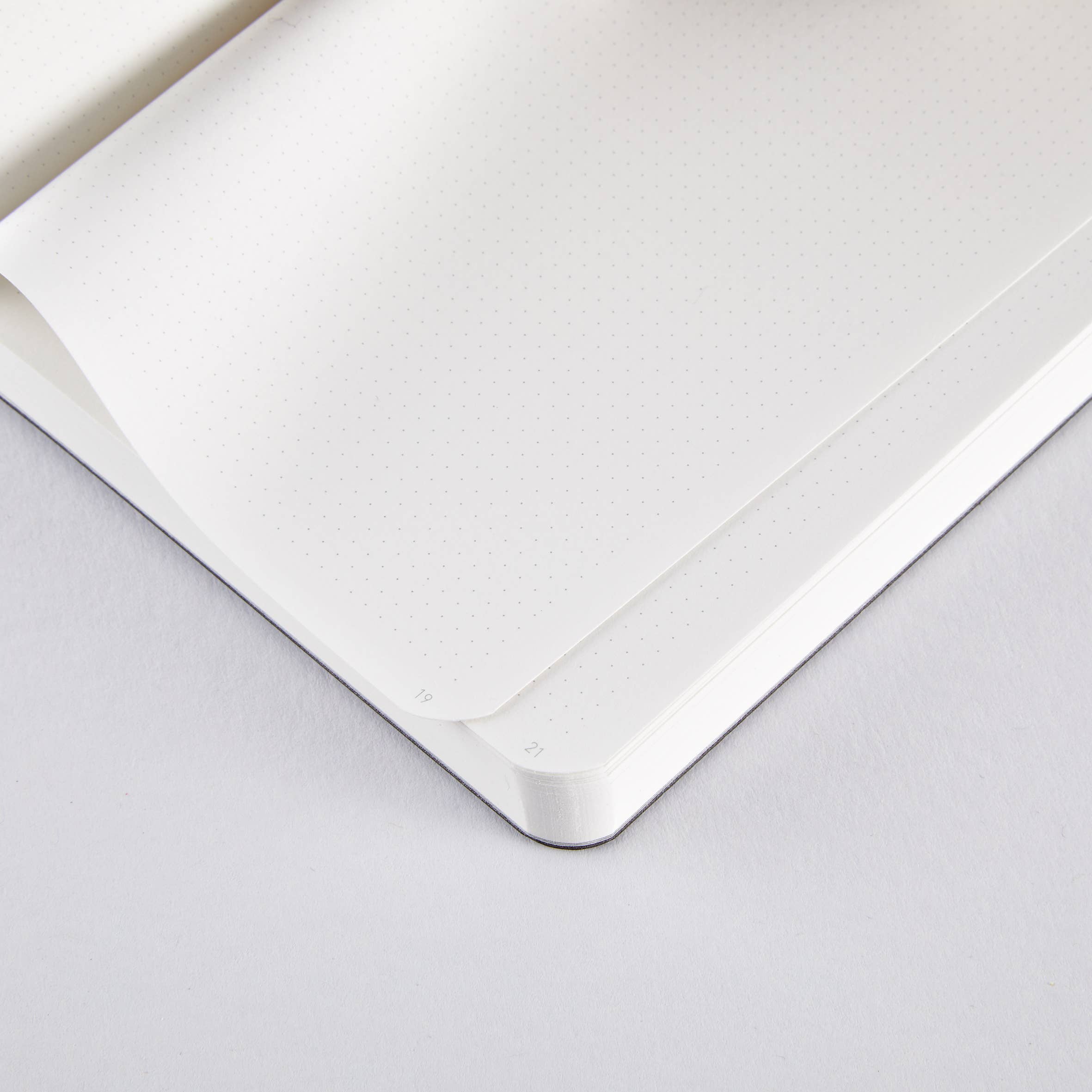 nuuna – Großhandel Notizbücher – Shiny Starlet S - Silber | Notizbuch A6 | 2,5mm Punktraster2