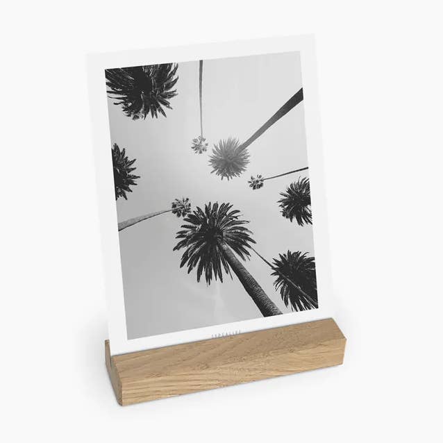 Postkartenhalter aus Eiche "M" für den Großhandel von typealive