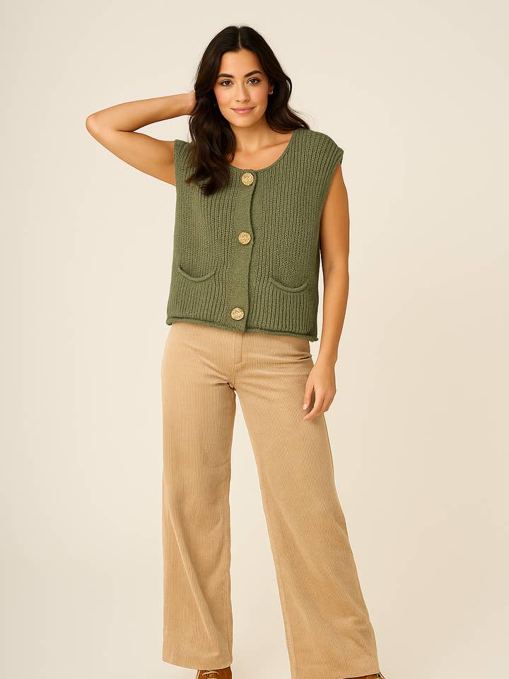 Chunky knit vest made of wool with decorative buttons for wholesale by TAMBA