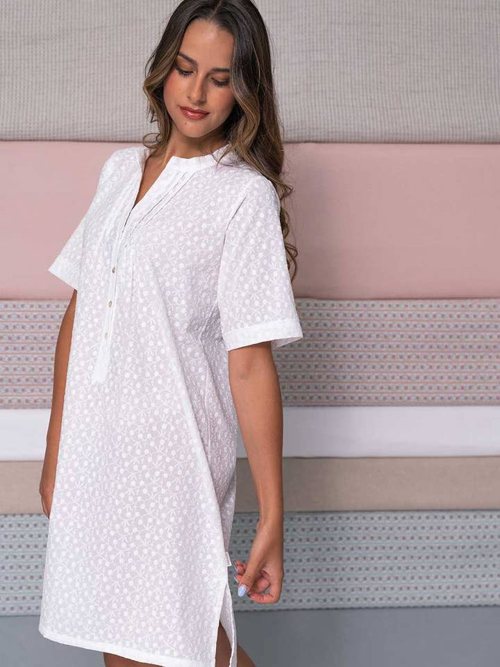 Chemise de nuit blanche en coton avec broderie anglaise pour la vente par Mira Sleepwear