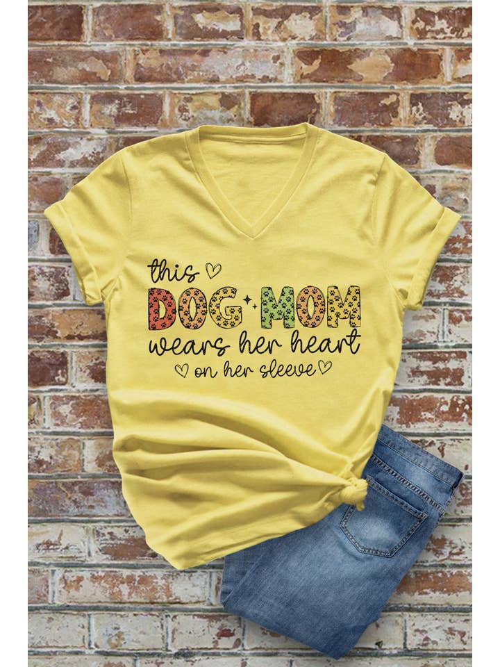 Top Avenue - Vendita all'ingrosso Maglietta serigrafata - Donna - T-shirt unisex con scollo a V, questa mamma cagnolina porta il cuore sulla manica3